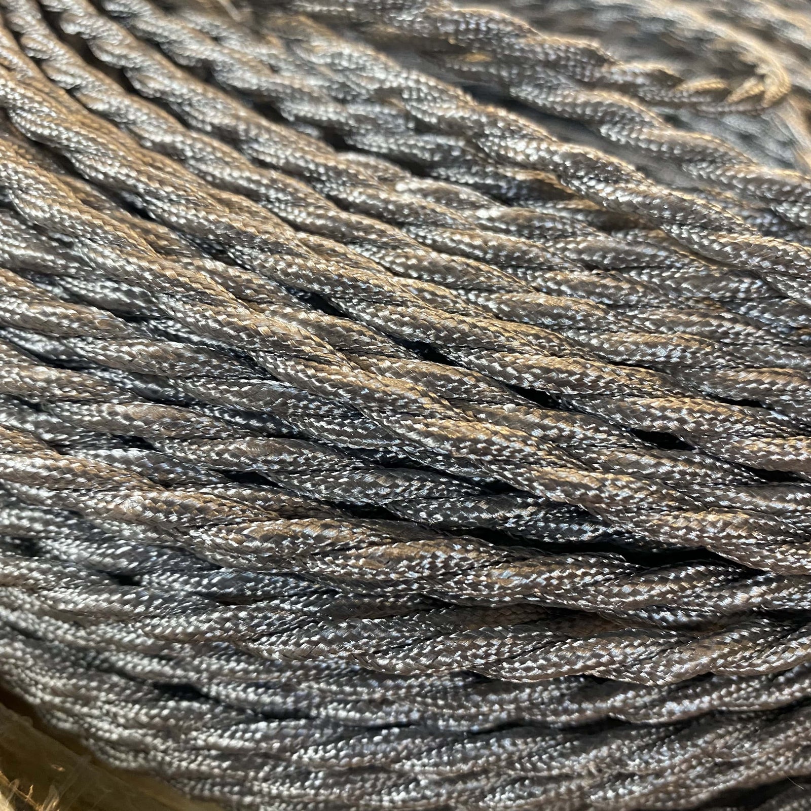 cablu electric gri impletit cu fir de cupru pentru corpuri de iluminat unice