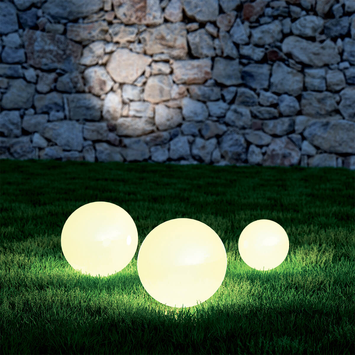 VEGAS S2: Stalp modern de iluminat exterior in nuanta alba, cu o sursa de lumina de 25W E27, pentru un design contemporan si iluminare eficienta.