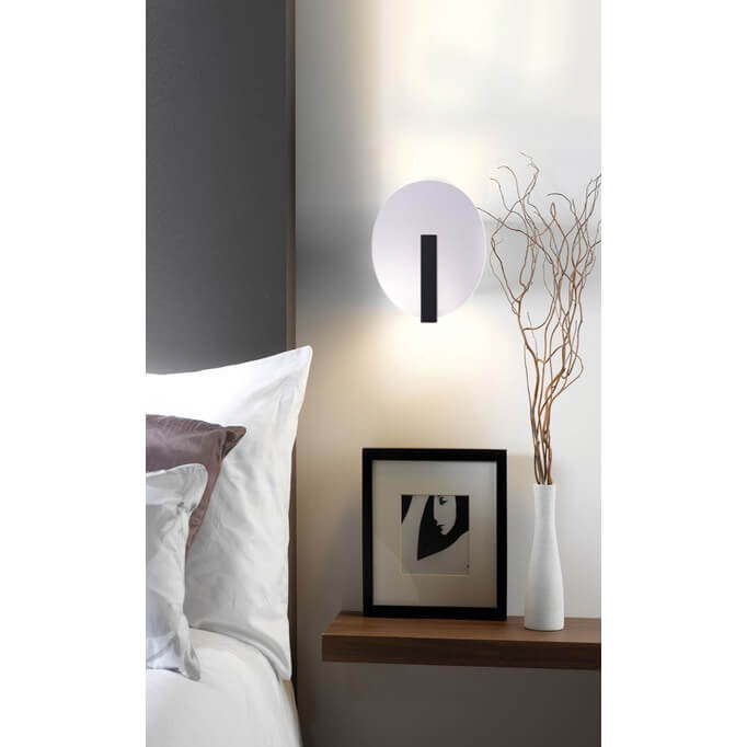 Aplica de exterior KITHNOS se va integra perfect in textura oricaror pereti exterior datorita materialului din care este facuta (ciment). Standardul IP65 asigura o rezistenta deosebita si protectie impotriva apei.