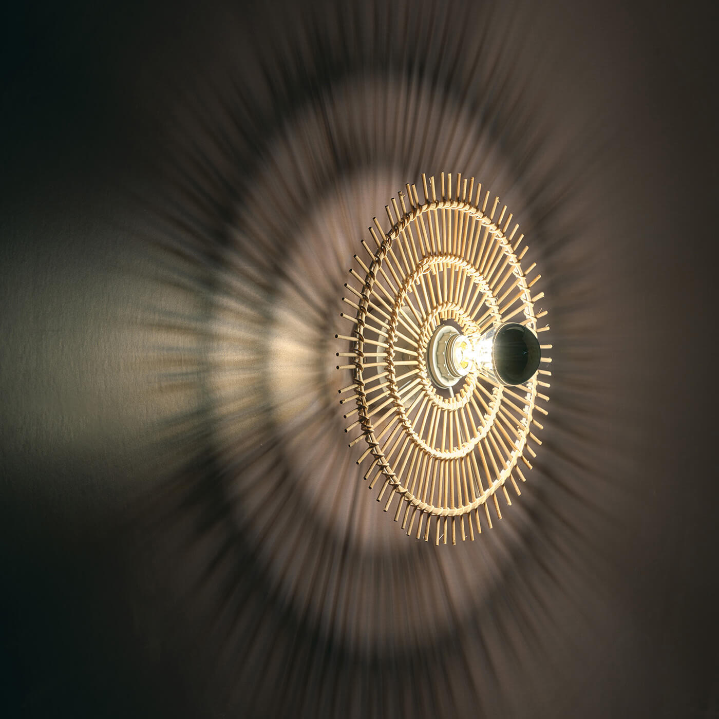 Cauti o aplica LETA din ratan si lemn  - pentru dormitor sau living, design modern? Din colectia de lustre si corpuri de iluminat Domicilio