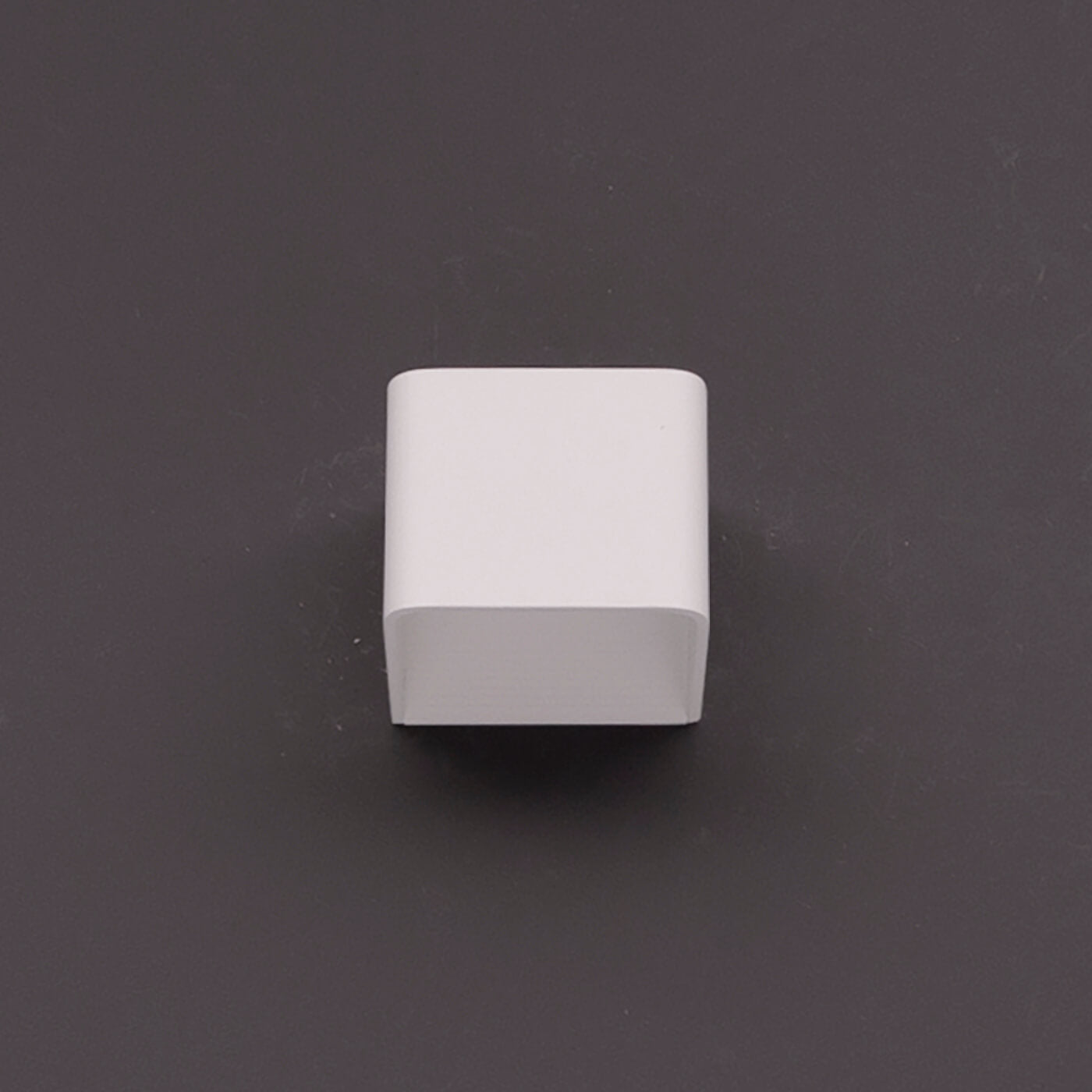 Piesa TERRAYA este o alegere practica si discreta pentru spatiul vostru. Designul simplu ii asigura delicatetea, iar materialele garanteaza calitatea.