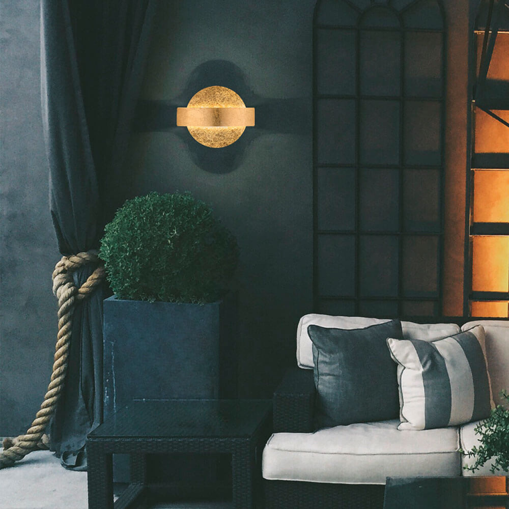 Cauti o aplica aurie KOBEN din metal cu LED 5W  - pentru dormitor sau living, design modern, elegant? Din colectia de lustre si corpuri de iluminat Domicilio