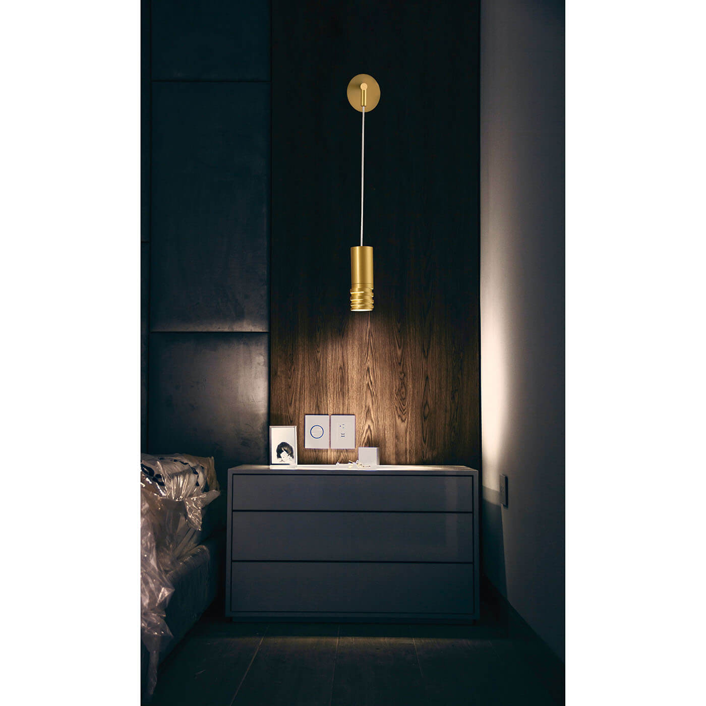 Cauti o aplica aurie PALOMA din metal  - pentru dormitor sau living, design modern, futurist? Din colectia de lustre si corpuri de iluminat Domicilio