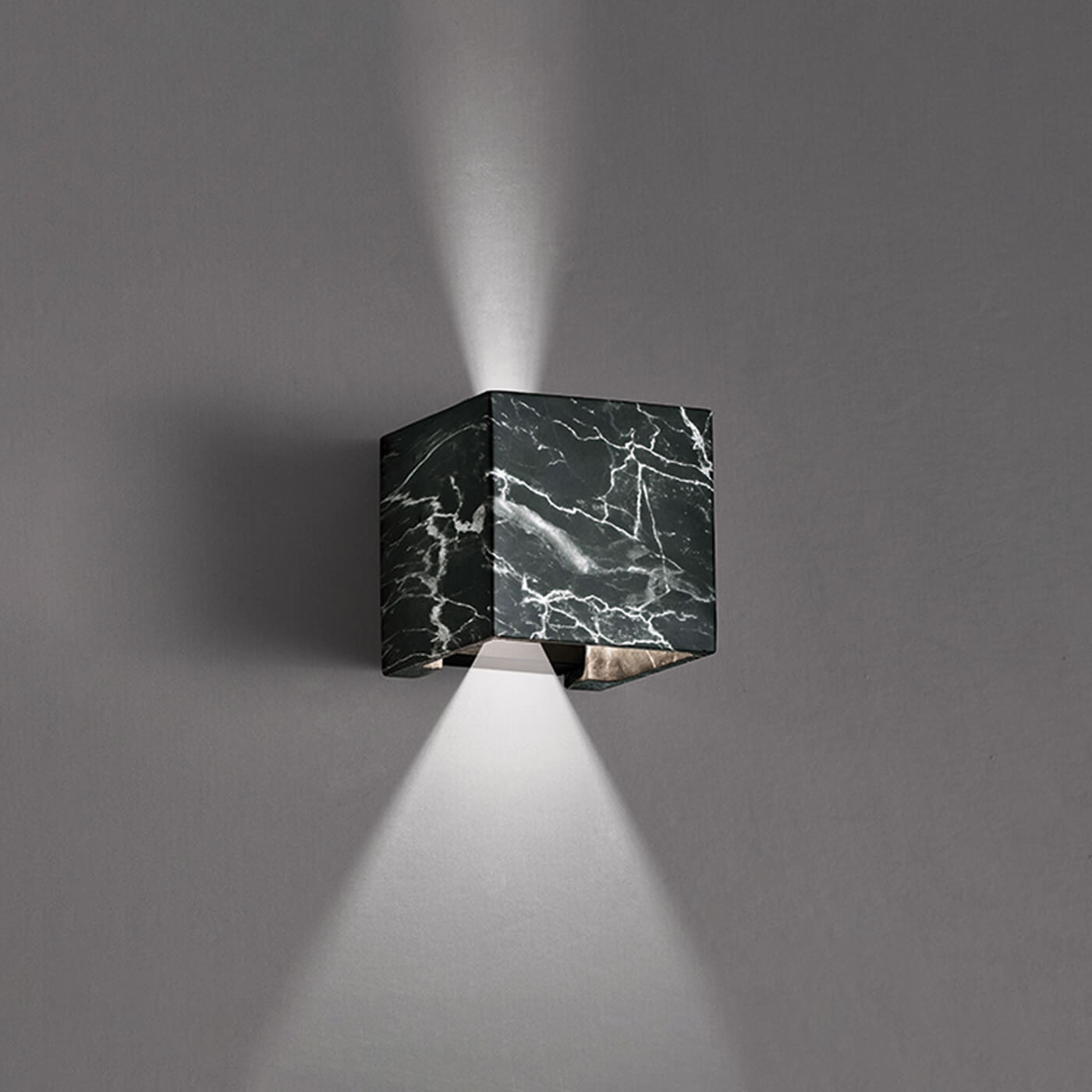 Cauti o aplica pentru exterior eleganta DAVOS neagra cu LED 12W, grad de protectie IP 65 pentru fatada casei din colectia de lampi suspendate si corpuri de iluminat Domicilio?