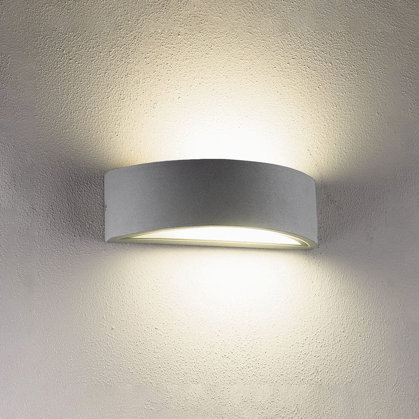 Cauti o aplica pentru exterior minimalista RHODES gri 1x26W E27, grad de protectie IP 54 pentru fatada casei din colectia de lampi suspendate si corpuri de iluminat Domicilio?