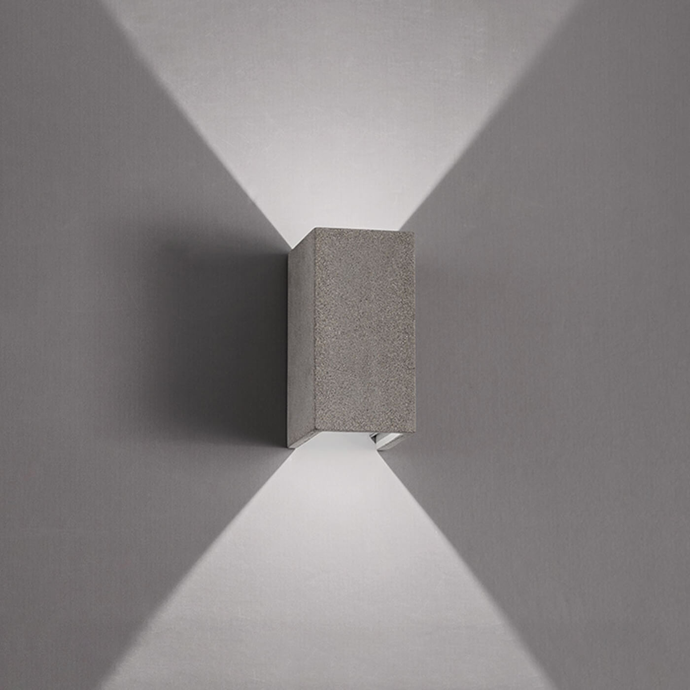 Cauti o aplica pentru exterior eleganta TRICK neagra cu LED 12W, grad de protectie IP 65 pentru fatada casei din colectia de lampi suspendate si corpuri de iluminat Domicilio?