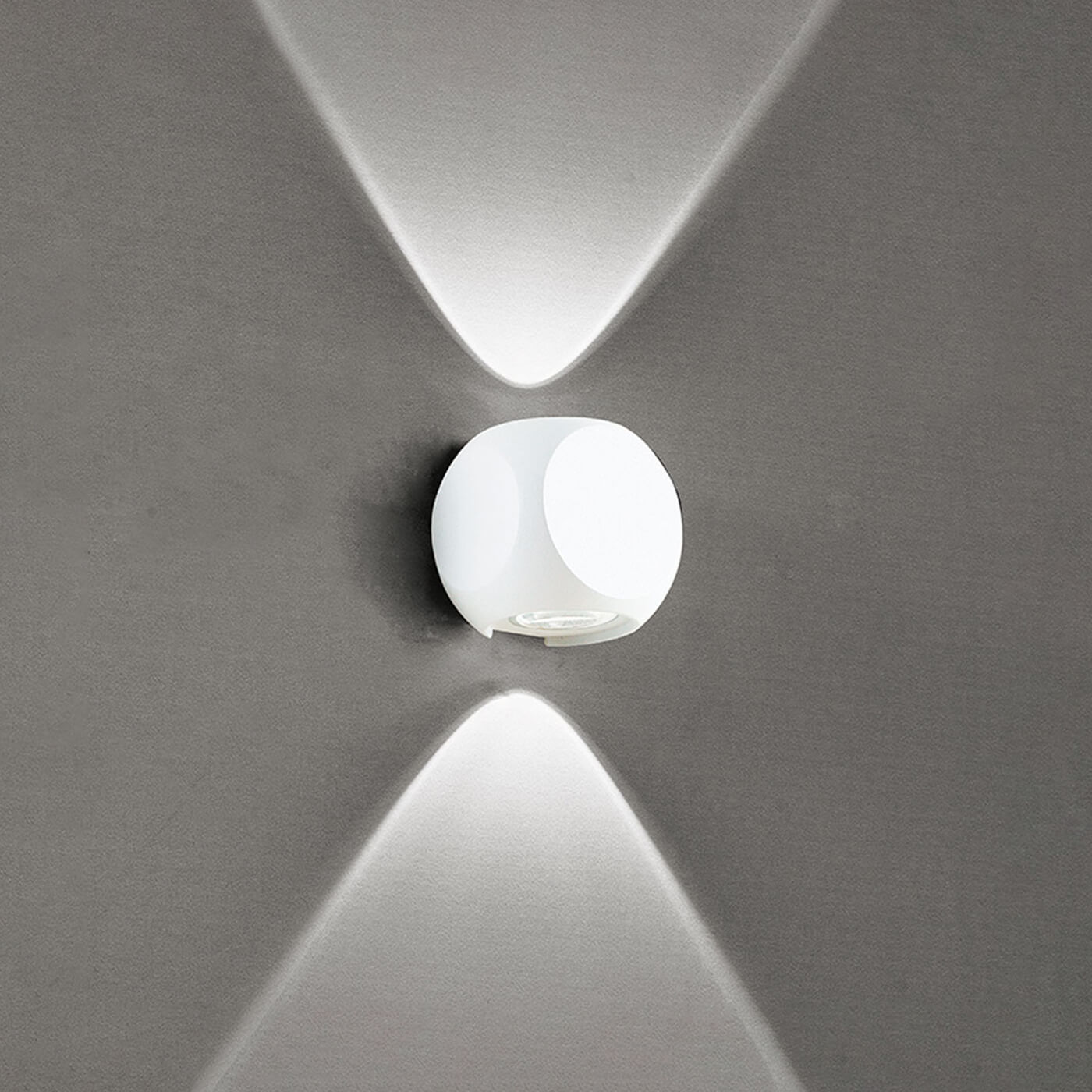 Cauti o aplica pentru exterior futurista BALLITO gri inchis cu LED 4W, grad de protectie IP 54 pentru fatada casei din colectia de lampi suspendate si corpuri de iluminat Domicilio?