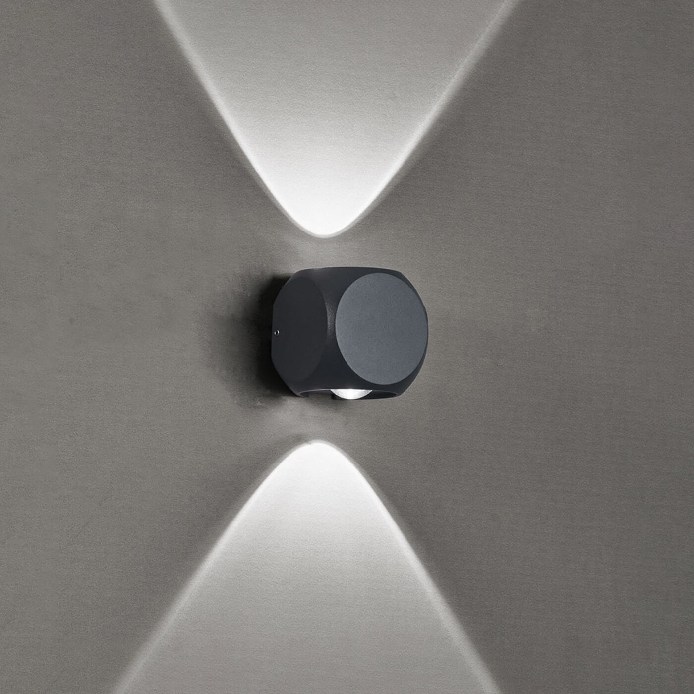 Cauti o aplica pentru exterior minimalista BALLITO gri inchis cu LED 4W, grad de protectie IP 54 pentru fatada casei din colectia de lampi suspendate si corpuri de iluminat Domicilio?