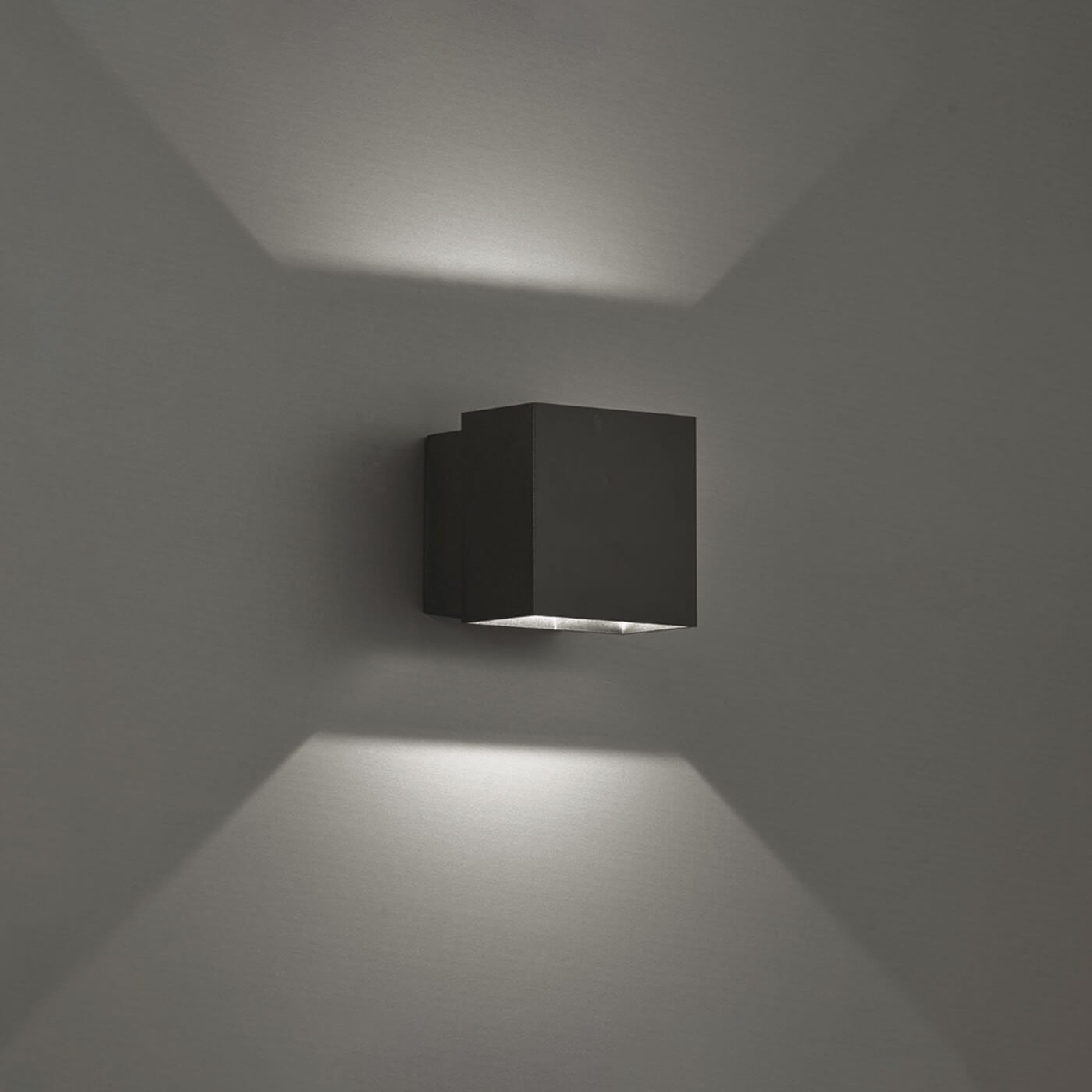 Cauti o aplica pentru exterior minimalista ajustabila QUADRO neagra LED 6W, grad de protectie IP 54 pentru fatada casei din colectia de lampi suspendate si corpuri de iluminat Domicilio?