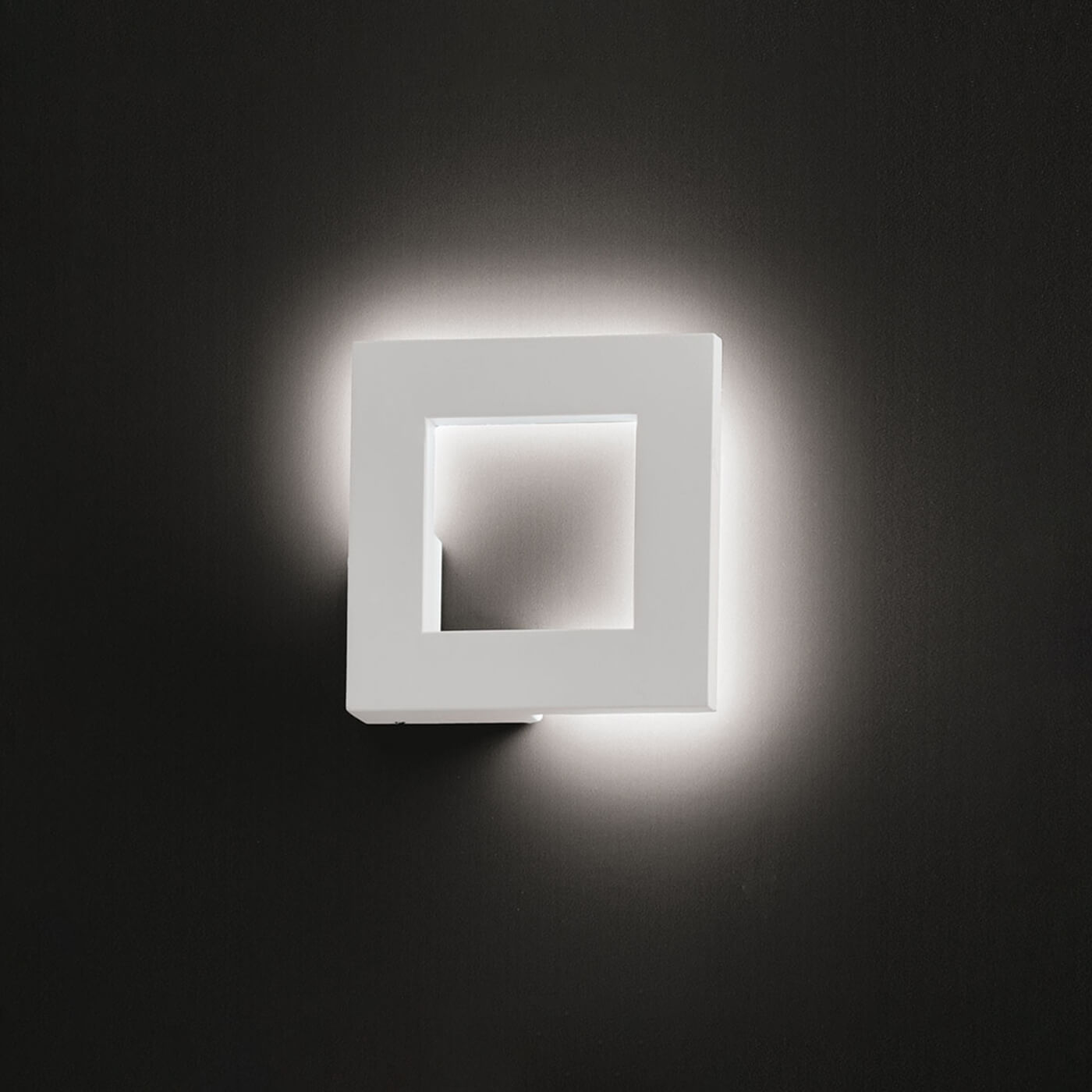 Cauti o aplica pentru exterior moderna SANTORINI alba patrata cu LED 6W , grad de protectie IP 54 pentru fatada casei din colectia de lampi suspendate si corpuri de iluminat Domicilio?