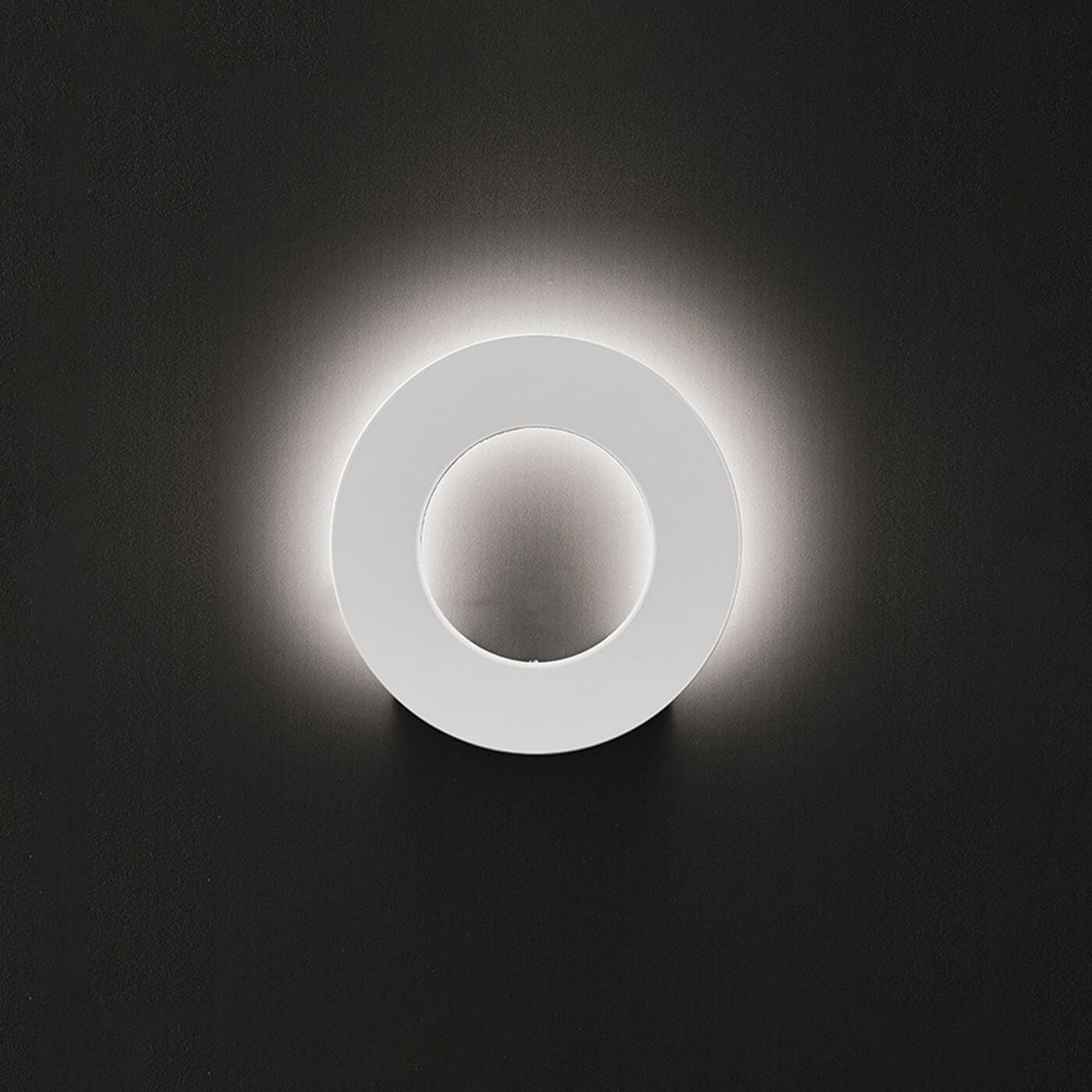 Cauti o aplica pentru exterior moderna SANTORINI alba rotunda cu LED 7W, grad de protectie IP 54 pentru fatada casei din colectia de lampi suspendate si corpuri de iluminat Domicilio?