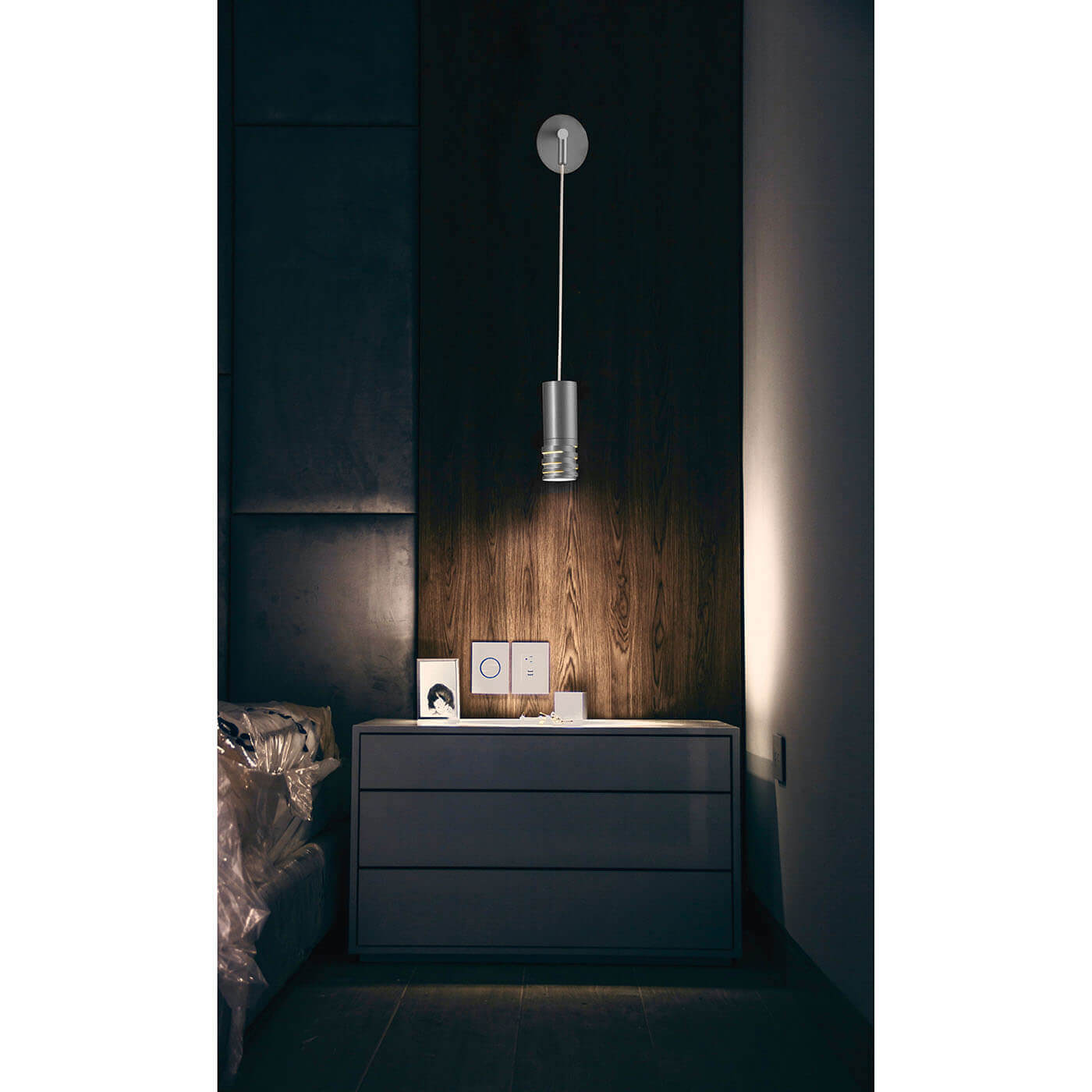 Cauti o aplica gri PALOMA din metal  - pentru dormitor sau living, design modern, futurist? Din colectia de lustre si corpuri de iluminat Domicilio