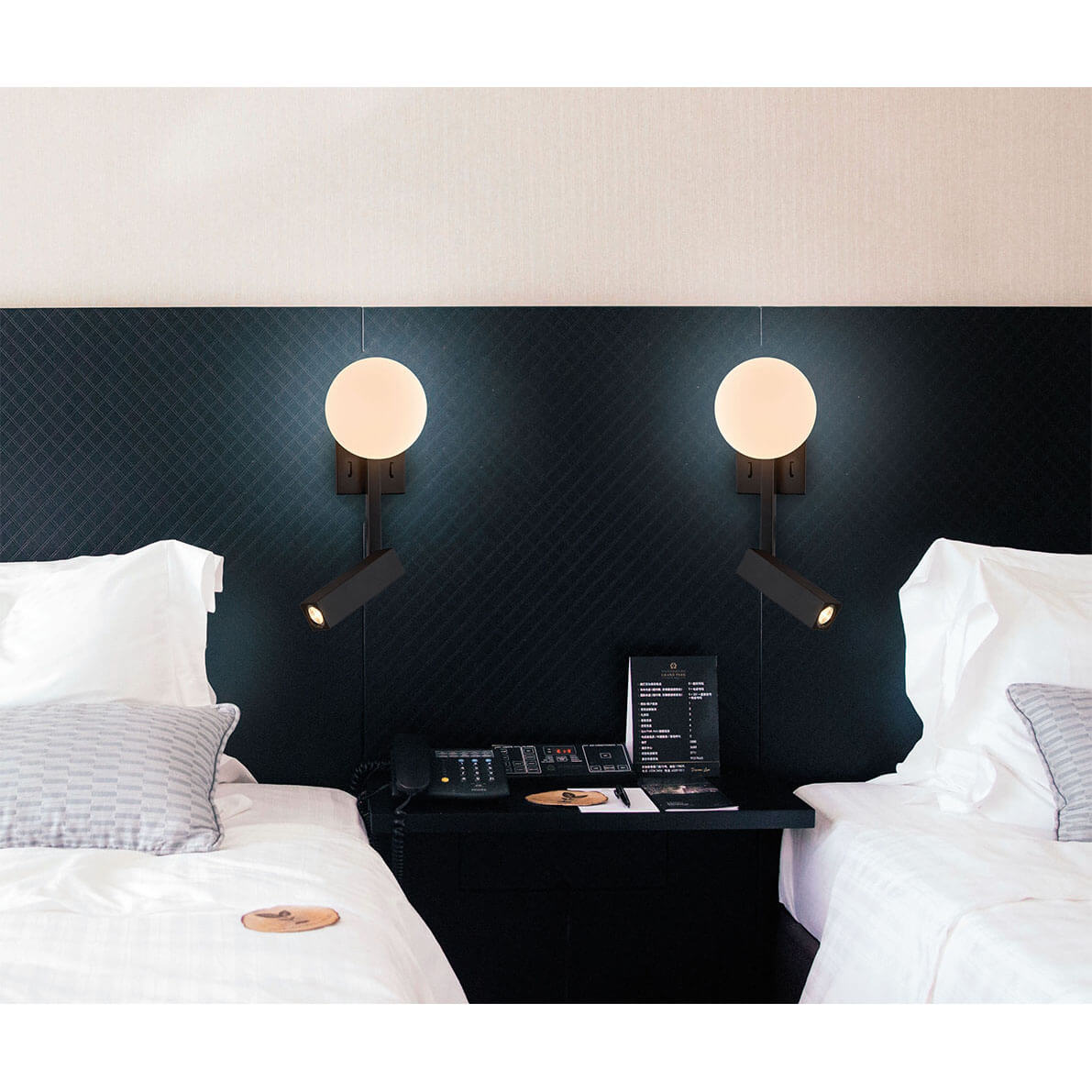 Cauti o aplica neagra ajustabila REFLECT cu LED  - pentru dormitor, living sau baie, design modern, futurist? Din colectia de lustre si corpuri de iluminat Domicilio