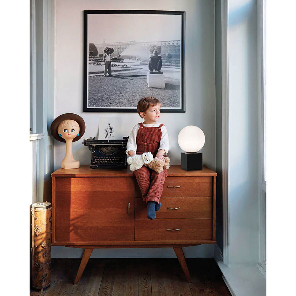 Cauti o veioza neagra LIN din metal cu glob de sticla, design modern, elegant - pentru living sau noptiera? Din colectia de corpuri de iluminat si lustre DOMICILIO