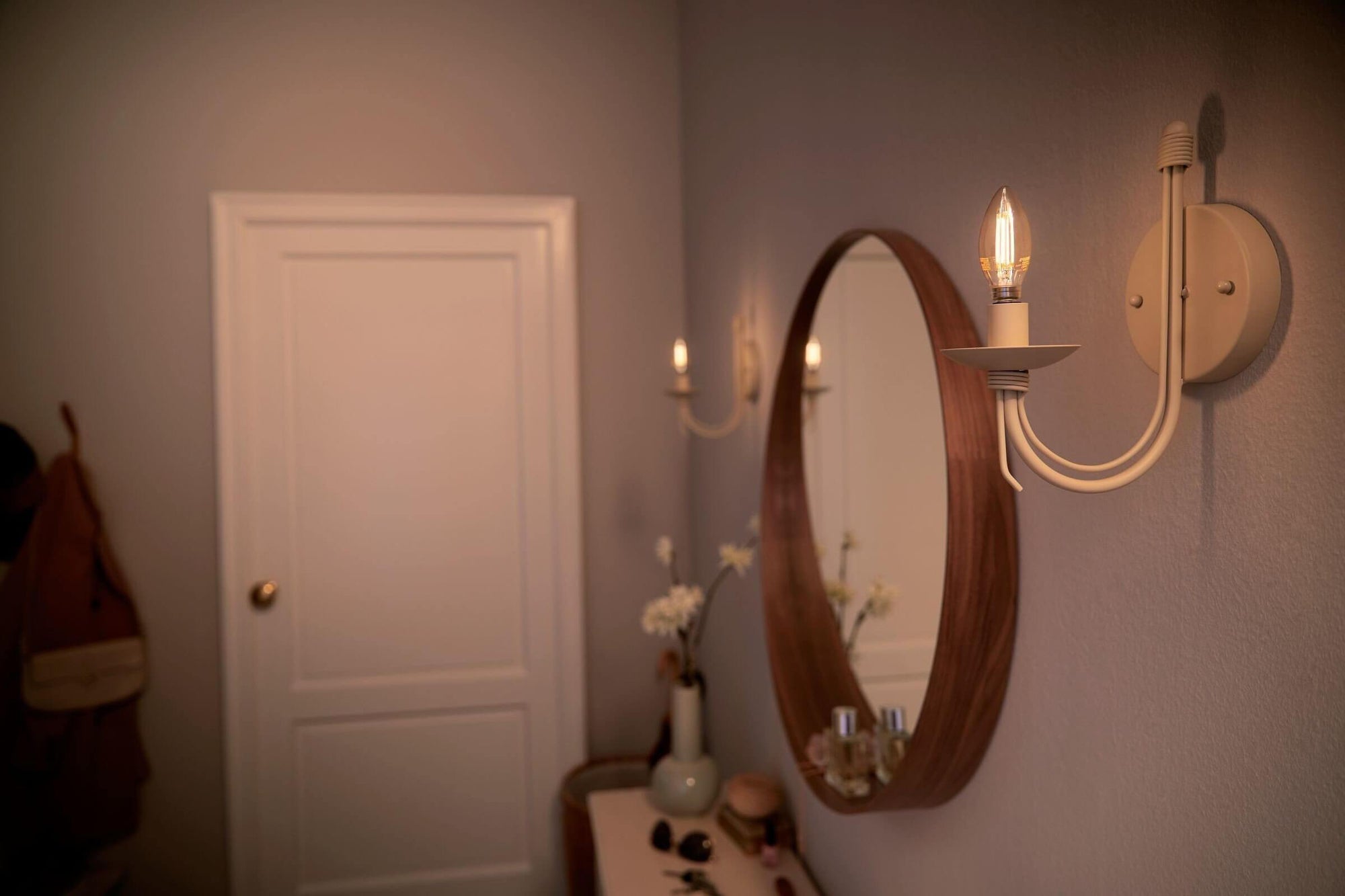 Dormitor Bec LED Philips cu filament si forma de lumanare (B35). Puterea de 4.3W in LED este echivalentul unui bec traditional cu halogen de 40W. Fluxul luminos este de 470 lumeni. Poate fi folosit pentru orice corp de iluminat cu soclu E14. Temperatura de culoare a luminii este de 2700K, lumina alba, calda. Opteaza pentru becurile LED pentru a reduce consumul de energie cu aproximativ 90% fata de becurile traditionale cu halogen.