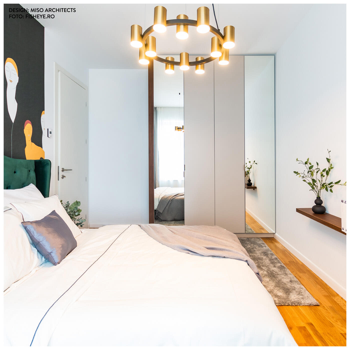 Lampa este realizata din metal, iar nuanta aurie adauga o nota de farmec si rafinament unei varietati de aranjamente.