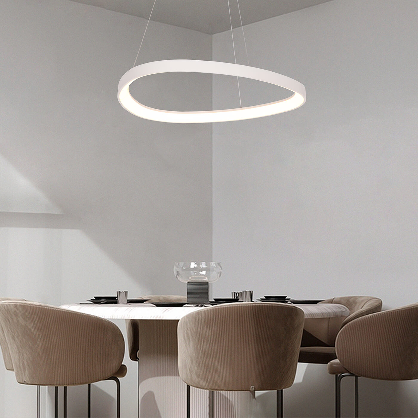 Cauti o lampa suspendata alba ELERI SM cu LED, design modern, minimalist - Corp de iluminat pentru living sau dining din colectia de lustre si candelabre DOMICILIO?
