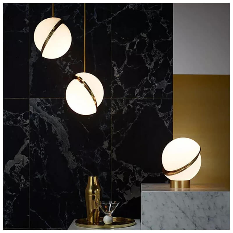 Corpul de iluminat din gama HALF este alegerea ideală pentru un spațiu iluminat cu eficiență. Pe lângă rolul practic, pendulul îndeplinește și unul estetic, integrându-se de minune în spațiile moderne.