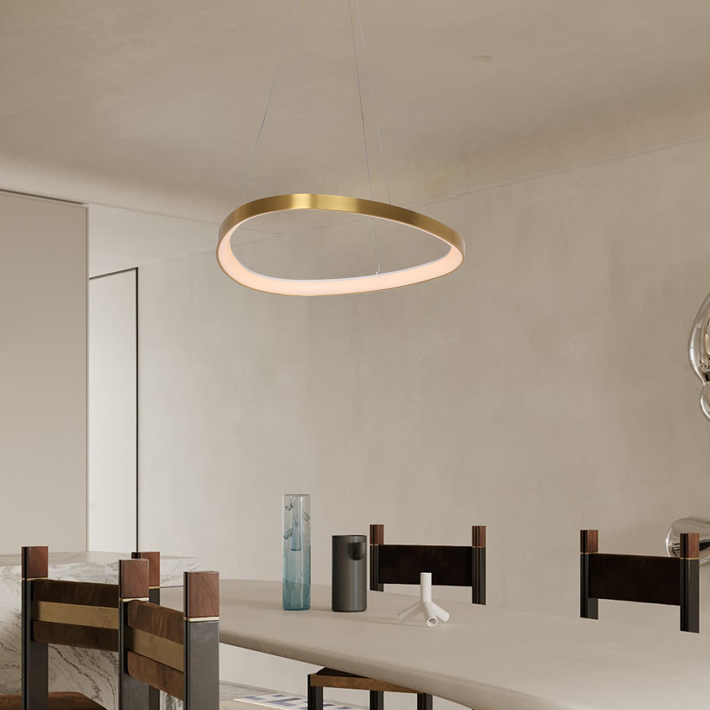 Cauti o lampa suspendata aurie ELERI SS cu LED, design modern, minimalist - Corp de iluminat pentru living sau dining din colectia de lustre si candelabre DOMICILIO?