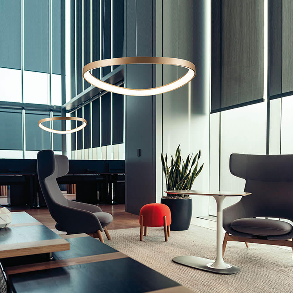 Cauti o lampa suspendata aurie LOOP 60 cu LED pentru living, design minimalist, elegant, pentru living, dining sau dormitor din colectia de lustre si candelabre Domicilio?