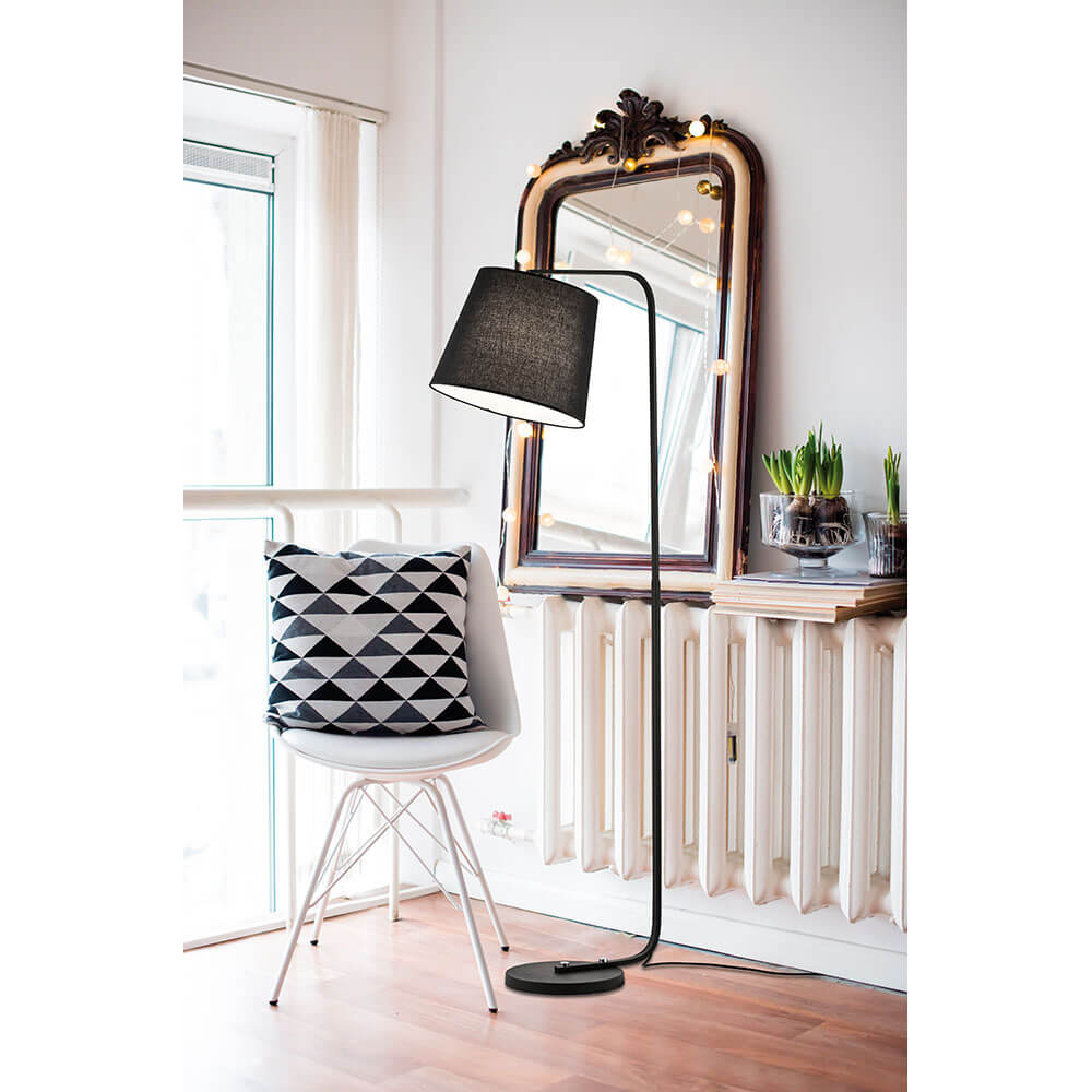 Corpuri de iluminat elegante pentru camera de zi, potrivite unui decor cu design elegant, lampadare din metal si textil pentru sufragerie sau dormitor. 