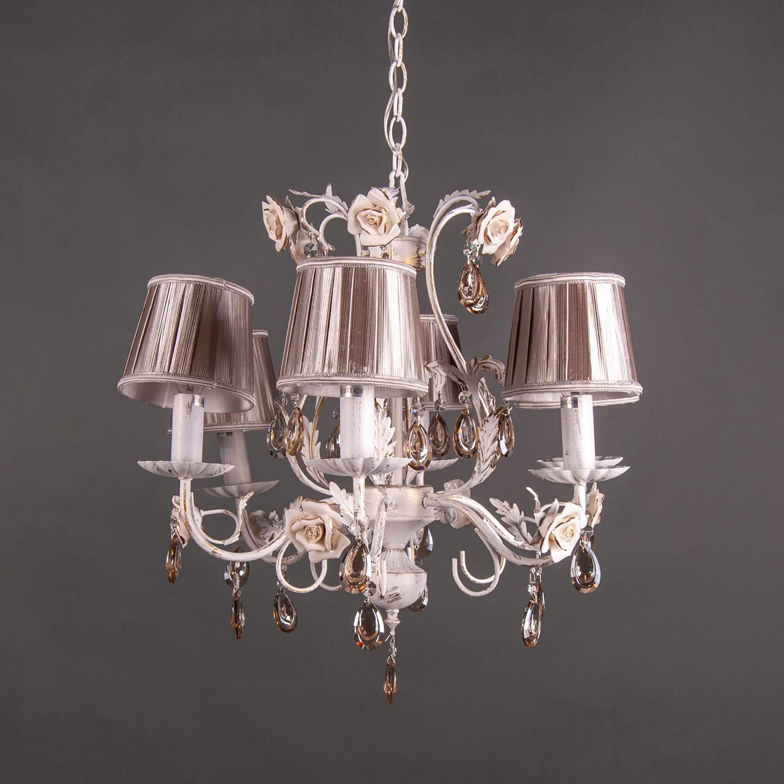 Cauti o lustra Isadora S3 - Design nou, elegant, complex din colectia Domicilio 2020 Diametru (cm) 57 Inaltime (cm) 51 Inaltime reglabila da Necesita asamblare da Culoare alb Material metal Sursa iluminat 6* E14 Inclus nu Cod AT11-S3-WH