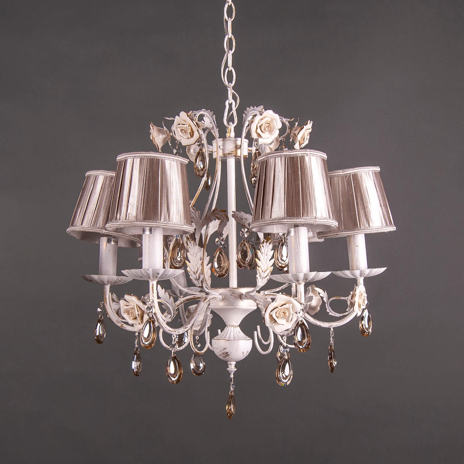 Cauti o lustra Isadora S3 - Design nou, elegant, complex din colectia Domicilio 2020 Diametru (cm) 57 Inaltime (cm) 51 Inaltime reglabila da Necesita asamblare da Culoare alb Material metal Sursa iluminat 6* E14 Inclus nu Cod AT11-S3-WH