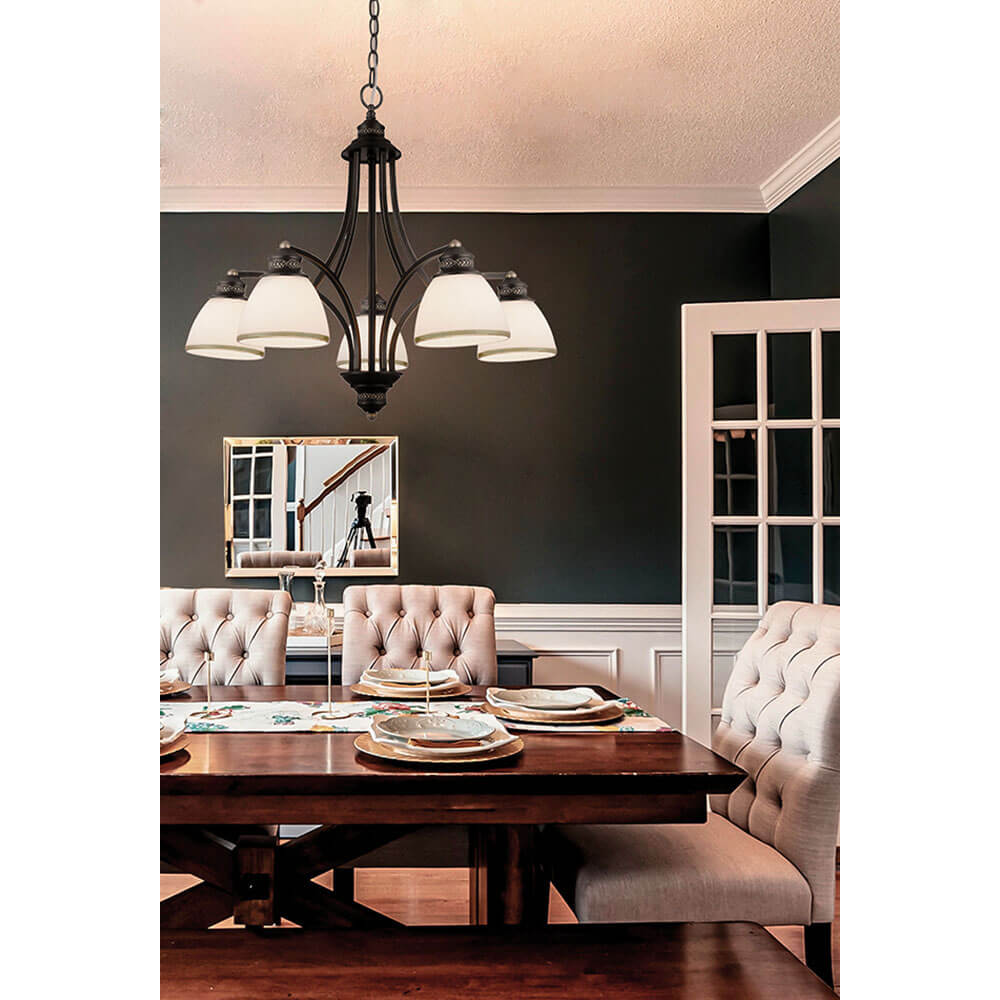 Cauti o lustra maro CLAIR S5 din metal si sticla pentru living, dormitor sau bucatarie, design clasic, elegant din colectia de candelabre si lampi suspendate DOMICILIO?