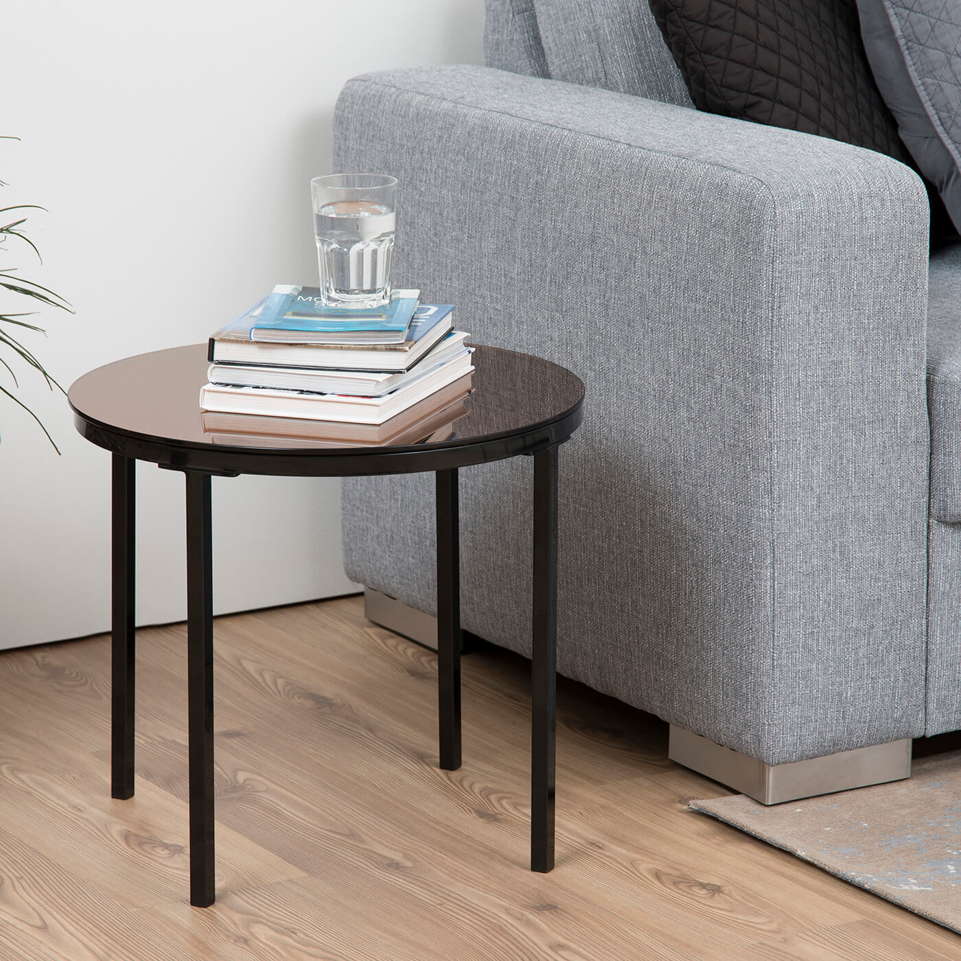 Cauti o masuta eleganta pentru cafea GINA cu picior din metal si blat de sticla pentru camera de zi?