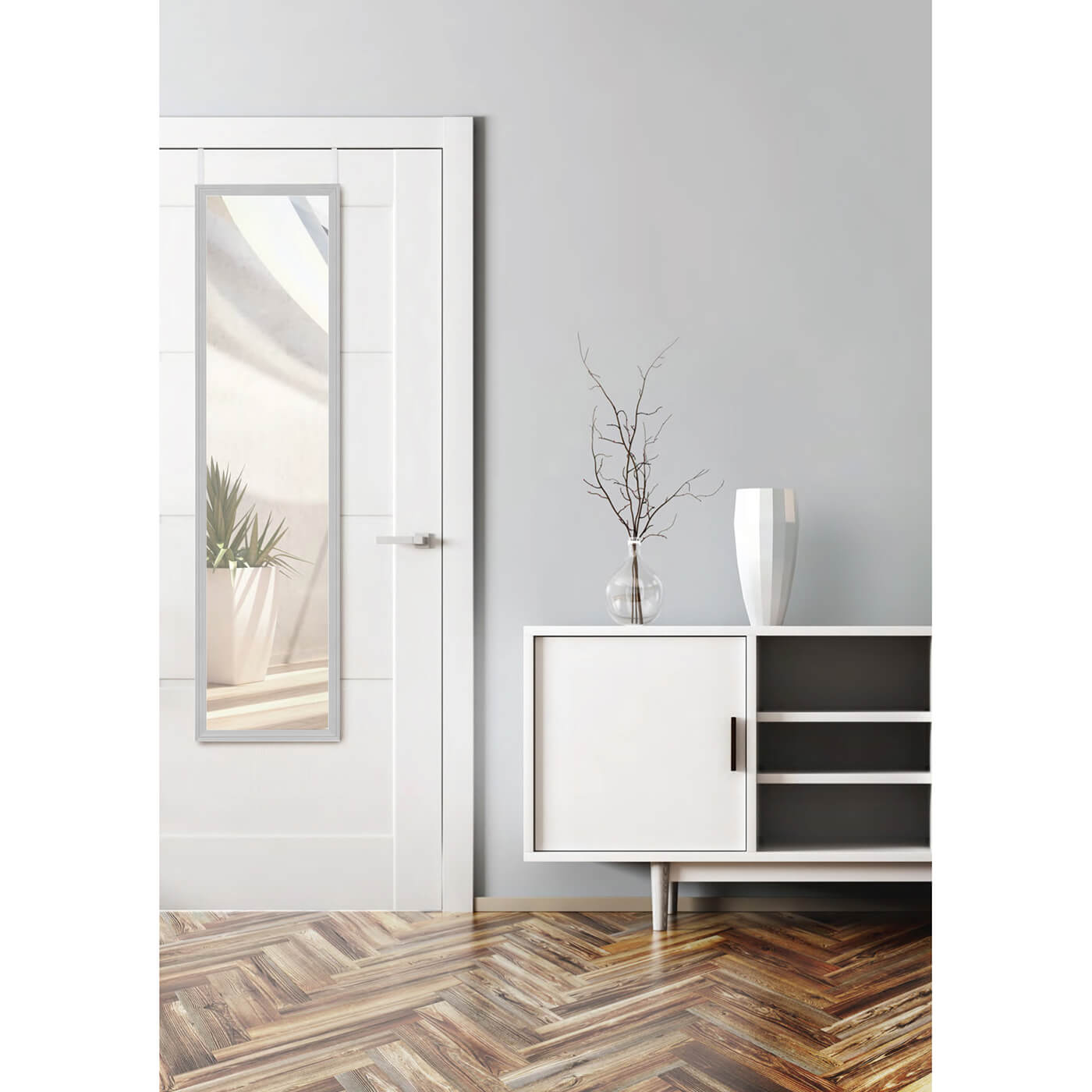 Cauti o oglinda BEA 30x120 argintie, design modern, simplu, pentru living sau dormitor?