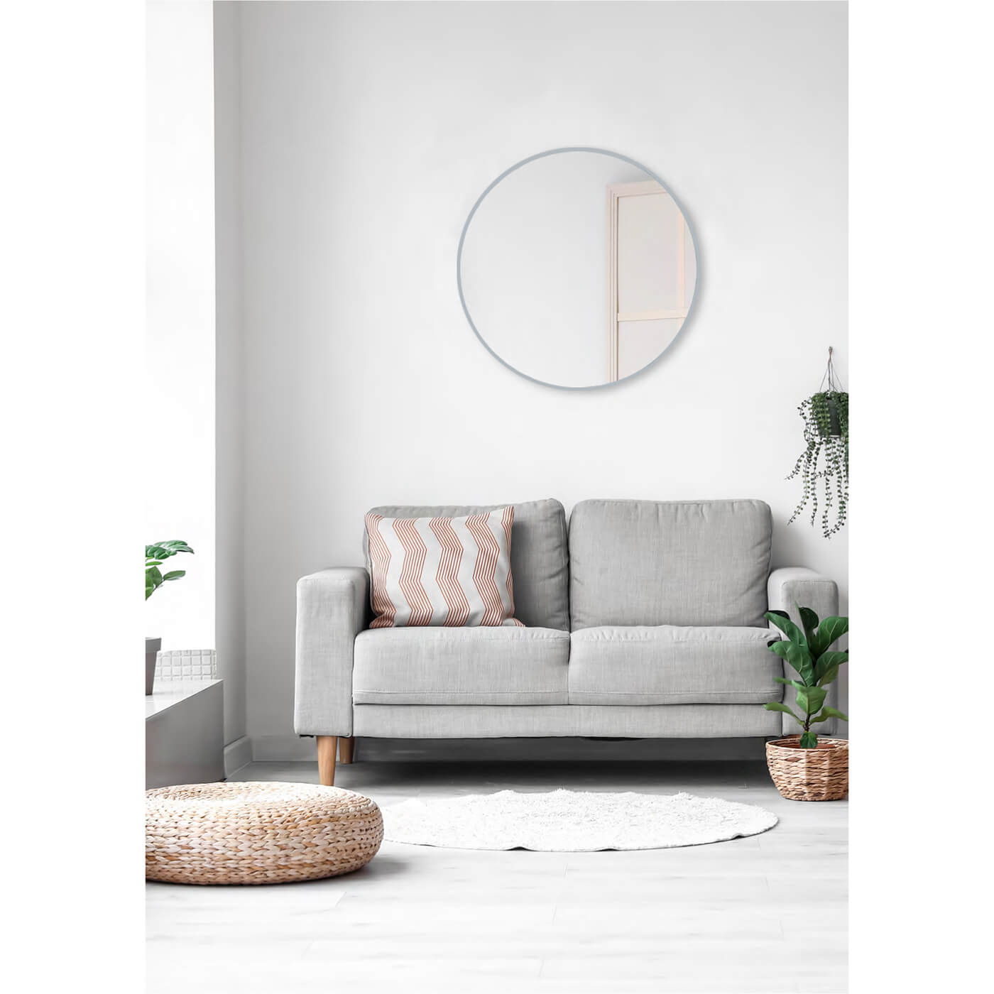 Cauti o oglinda rotunda BRITTA cu rama argintie metalica, design modern, minimalist, pentru camera de zi, dormitor sau hol?