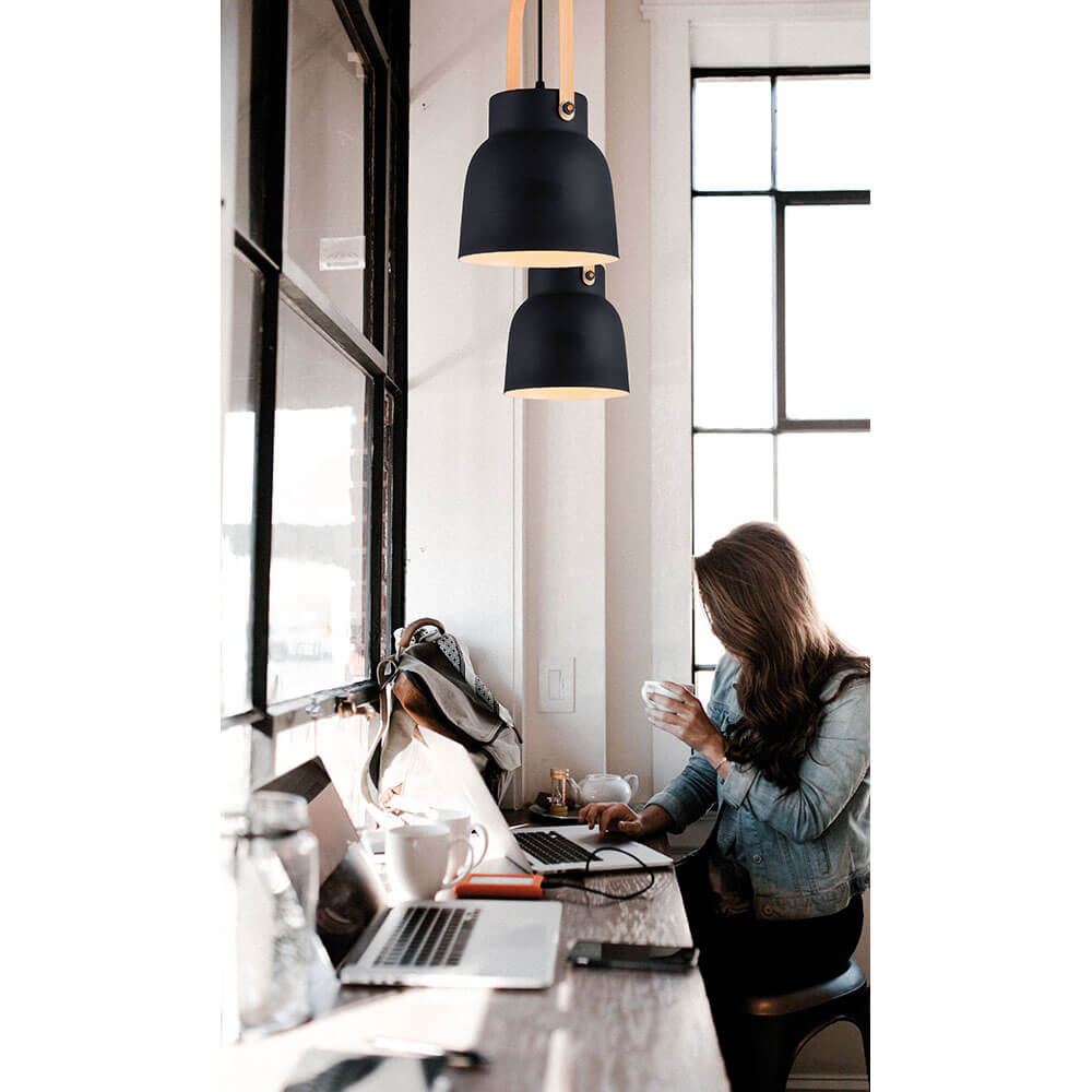 Cauti un pendul CARLA cu abajur negru, design modern, minimalist, pentru living, dining sau dormitor din colectia de lustre si candelabre Domicilio?