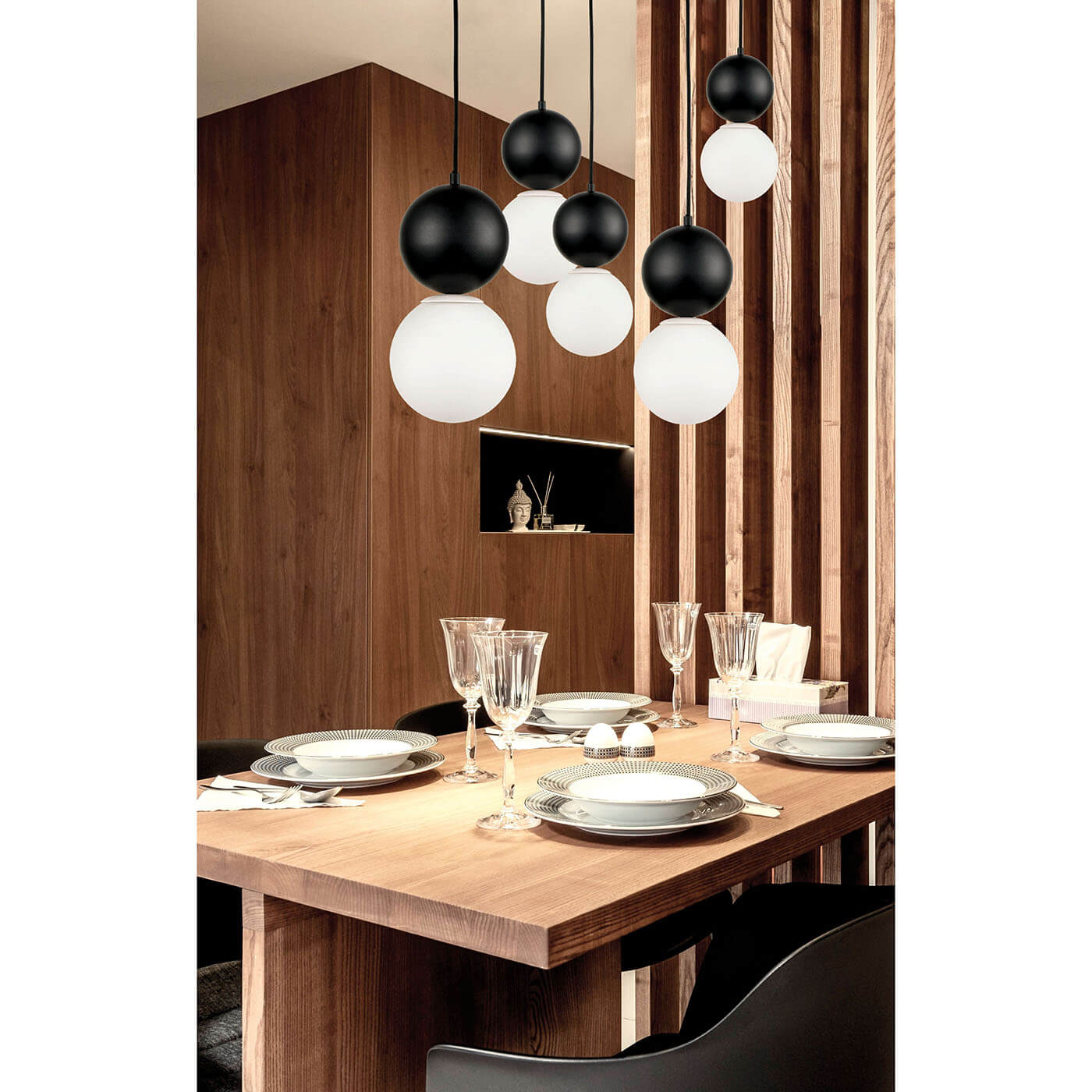 Cauti un pendul alb-negru STONE 14 cu glob de sticla, design elegant, minimalist, pentru living?