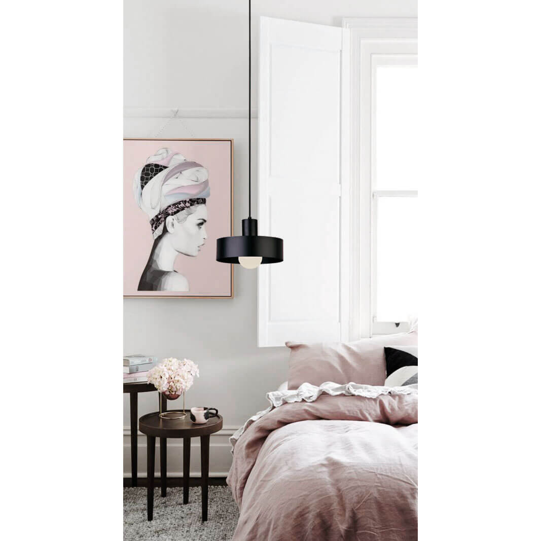 Cauti un pendul negru NORTON S1 din metal, design elegant, modern, pentru living, dining sau dormitor din colectia de lustre si candelabre Domicilio?