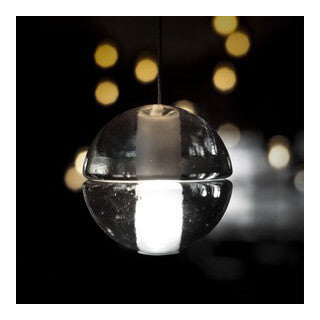 Pendulul GLOBE adauga o nota eleganta oricarei camere. Indiferent de incaperea pentru care il alegeti, designul distinctiv al pendulului va iesi in evidenta.