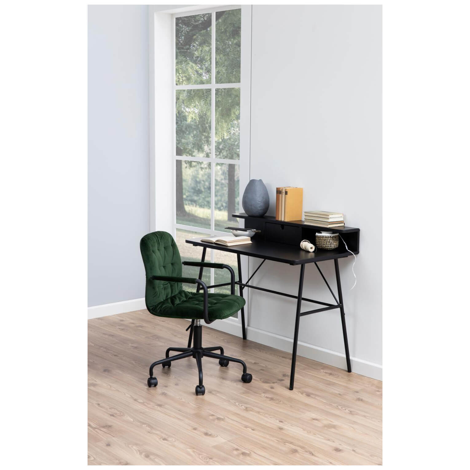 Cauti un scaun de birou chic WENDY pentru biroul de acasa, verde cu picioare negre? Cu un aspect simplu si rafinat, scaunul WENDY reprezinta o alegere practica si estetica pentru birou. Detaliile din tapiteria acestuia ii evidentiaza designul elegant, aducand un plus stilistic.