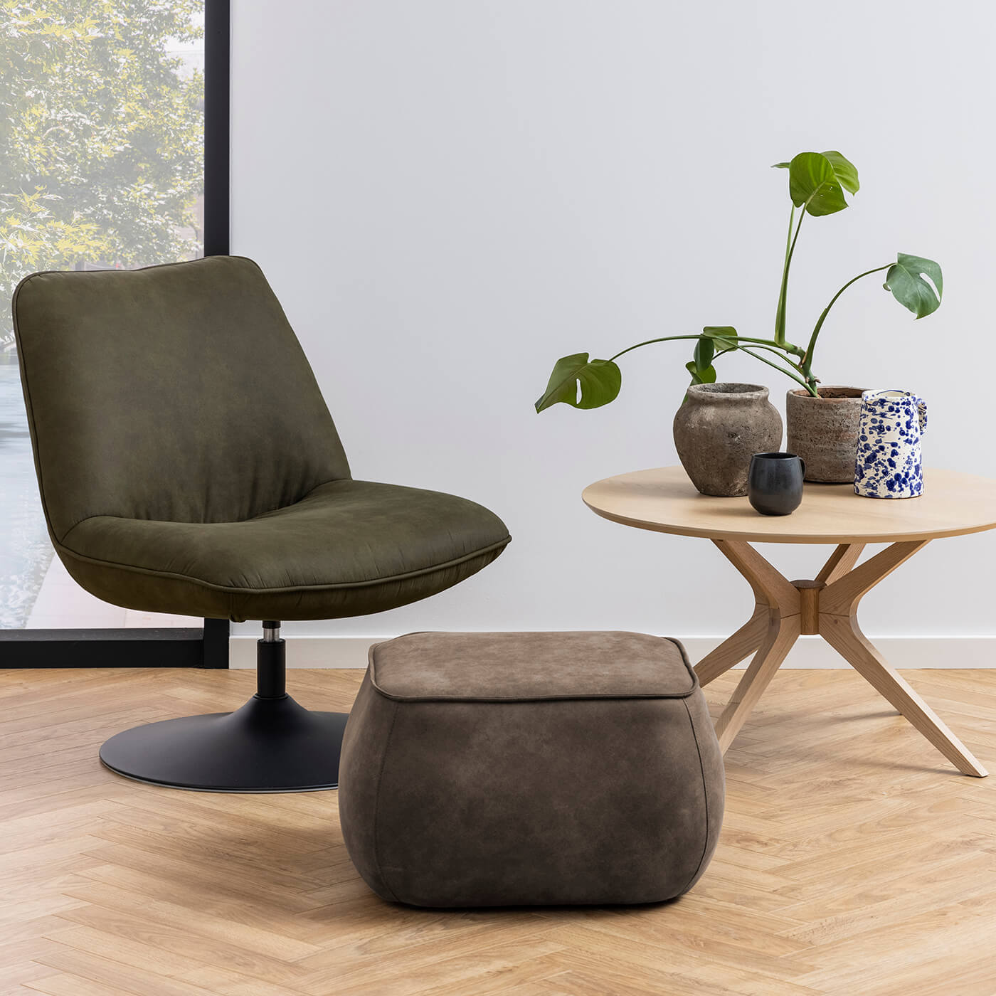 Cauti un taburet pufos maro deschis, design elegant, ideal pentru orice camera?