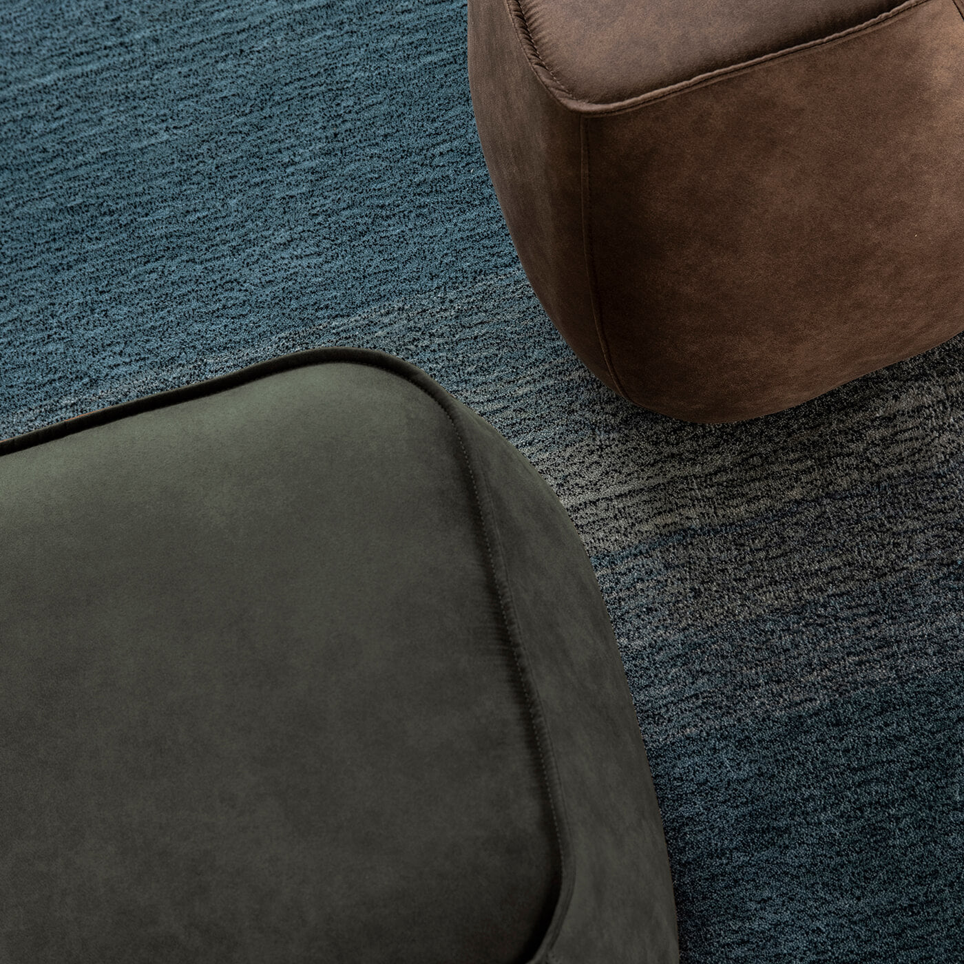 Cauti un taburet pufos verde masliniu, design elegant, ideal pentru orice camera?