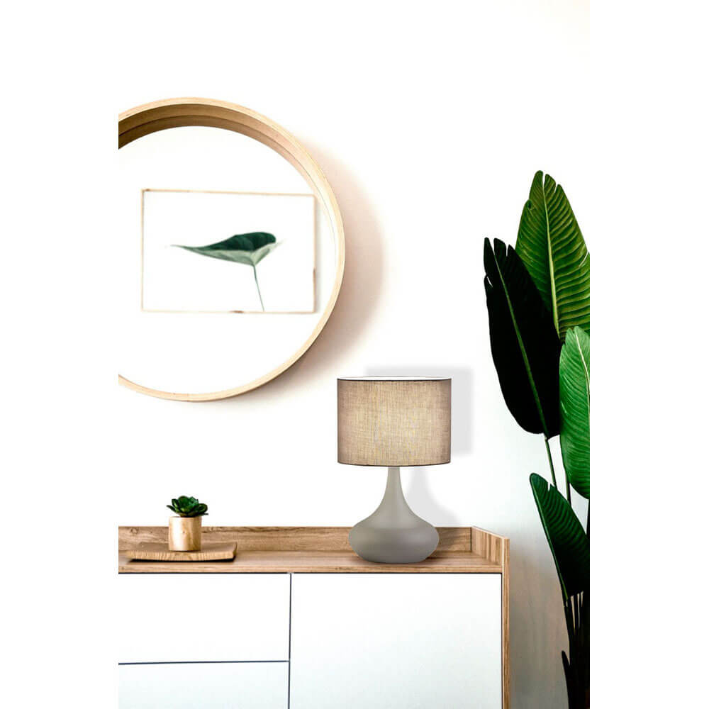 Cauti o veioza gri LANA cu abajur textil, design clasic, elegant - pentru living sau noptiera? Din colectia de corpuri de iluminat si lustre DOMICILIO