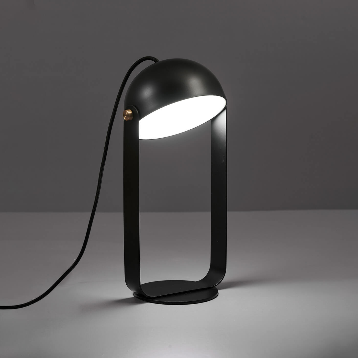 Cauti o veioza futurista neagra HEMI T1 cu LED 6W pentru living sau birou - corp de iluminat minimalist, design modern? 
