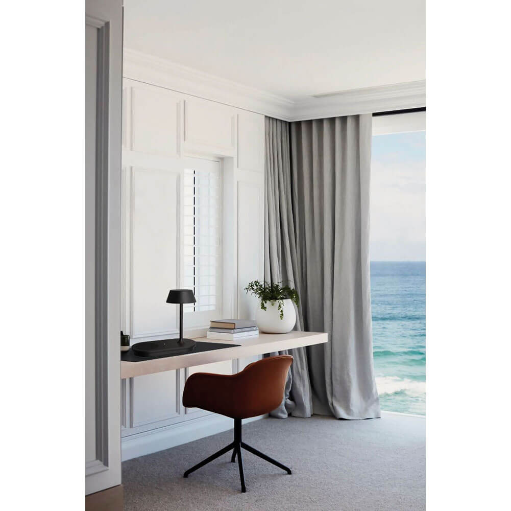 Cauti o veioza smart neagra KING cu incarcator pentru smartphone pentru birou - corp de iluminat, design minimalist, modern? 